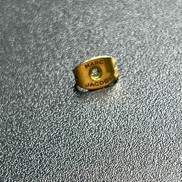 Marc Jacobs Small Strass Pearl in Cream & Antique Gold Studs - Picture 16 of 16